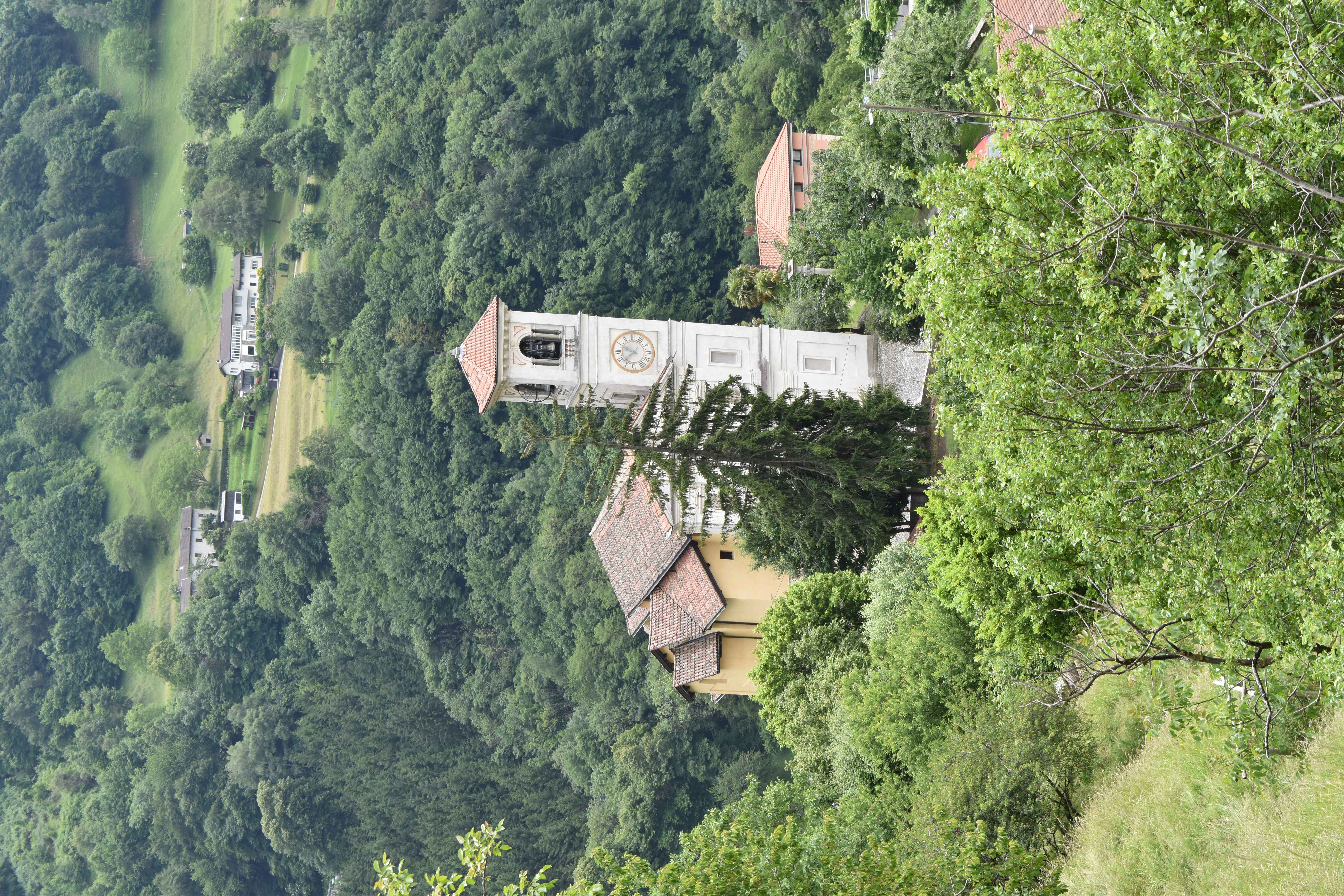 Kirche von Arogno von oben